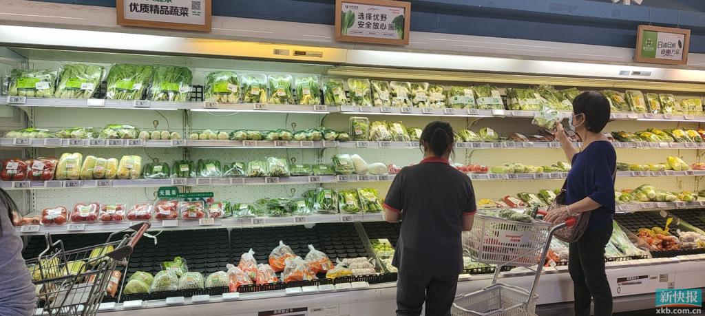 广州记者巡城”探市“:市民短暂抢购生鲜食品,商家迅速补货